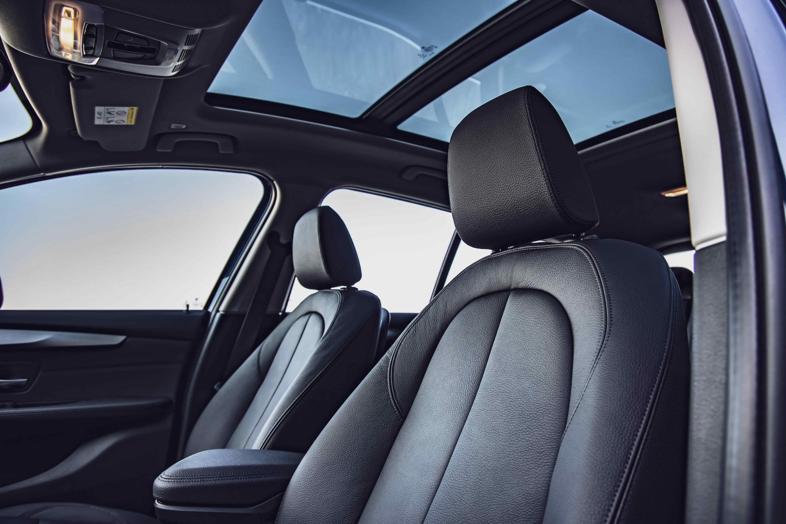 SMALL_[新聞照片四] 全車系標準配備的全景式電動玻璃天窗，使車室呈現更加寬闊、舒適的氛圍